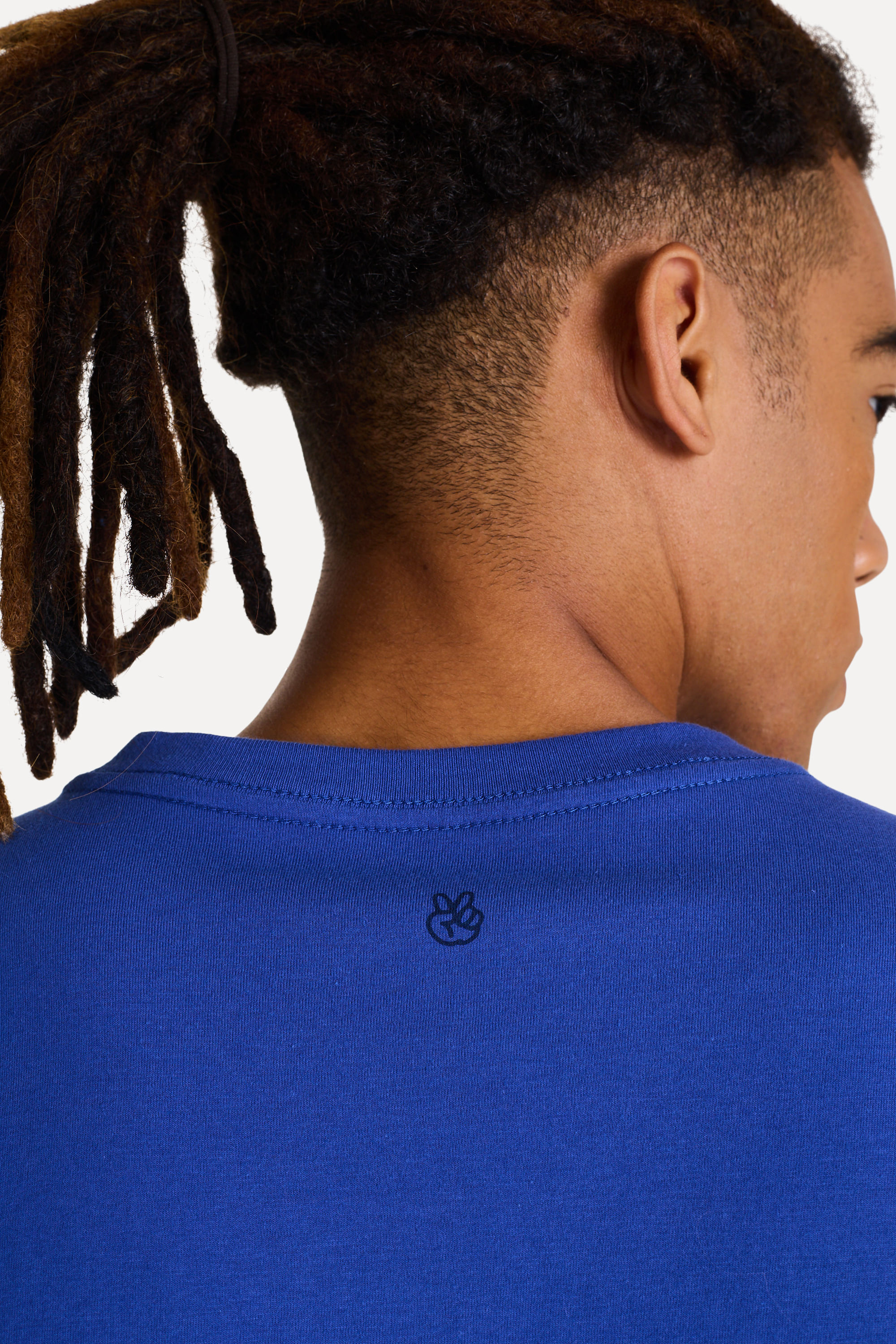 Camiseta-Basica-Masculina-Simples-Logo-Manga-Curta-Azul-PP-04
