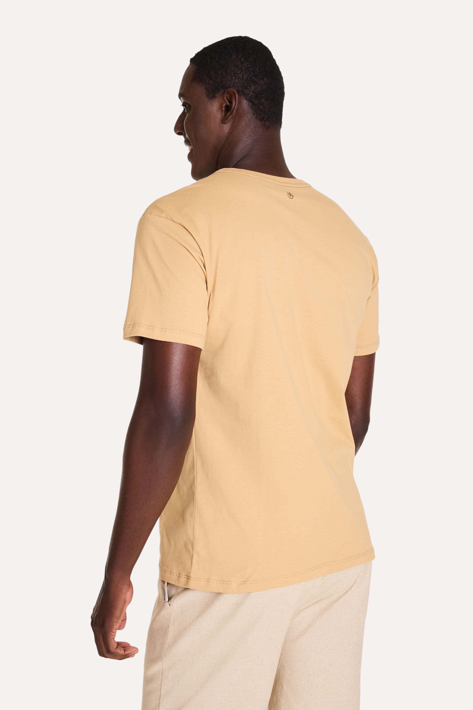 Camiseta-Basica-Masculina-Simples-Logo-Manga-Curta-Palha-PP-03