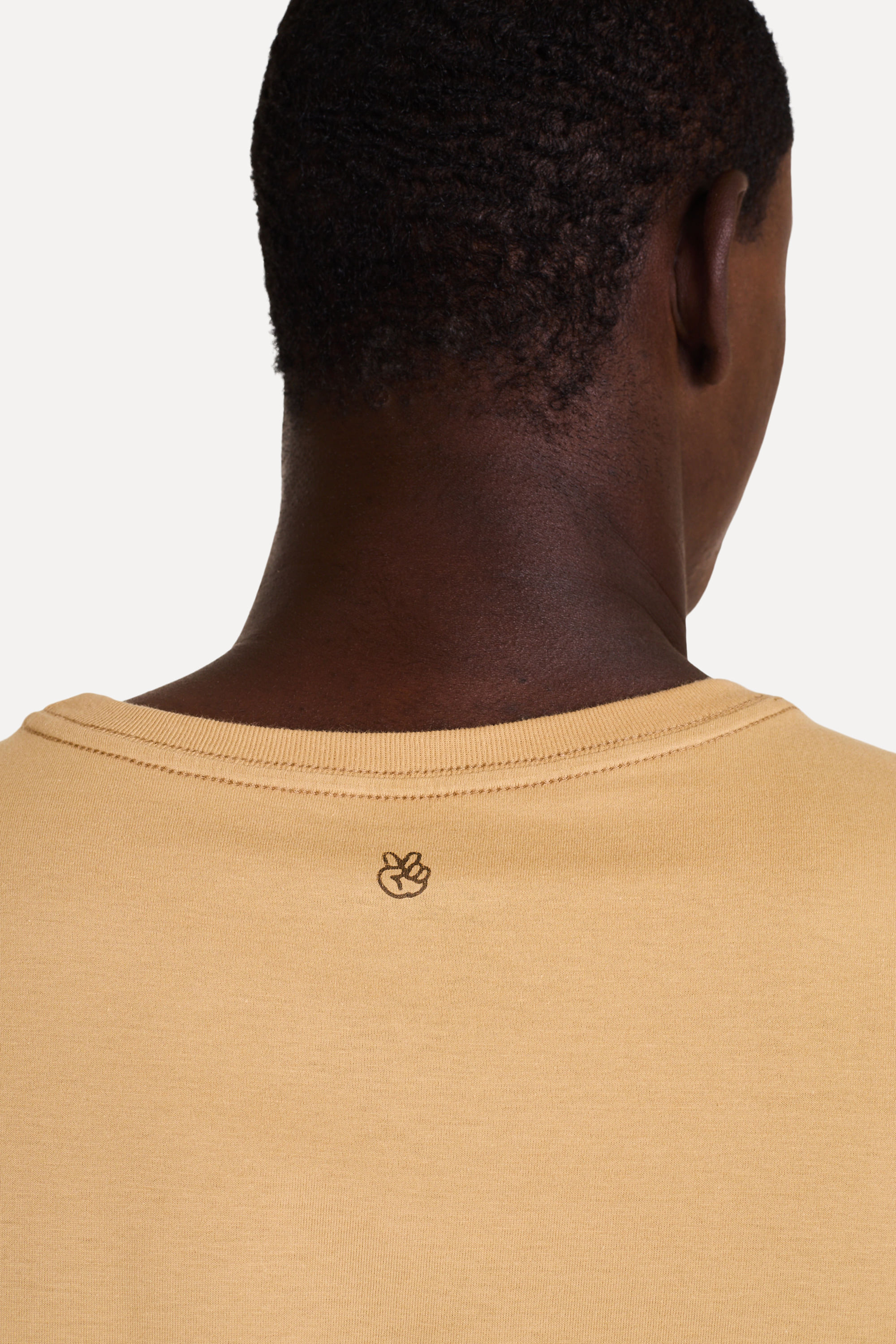 Camiseta-Basica-Masculina-Simples-Logo-Manga-Curta-Palha-PP-04