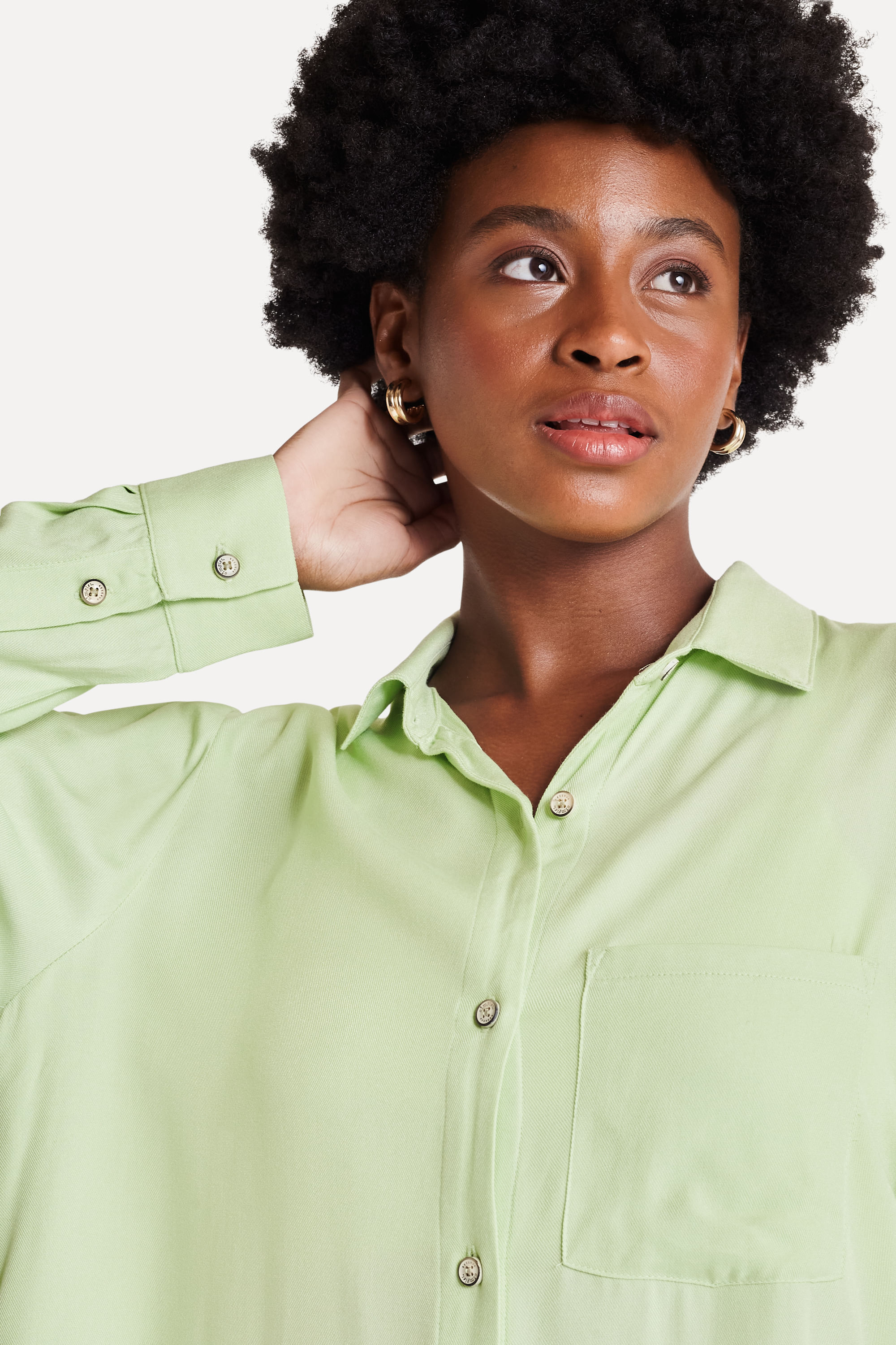 Camisa-Oversized-Feminina-Trancoso-de-Manga-Longa-Verde-Limao-GGG-04
