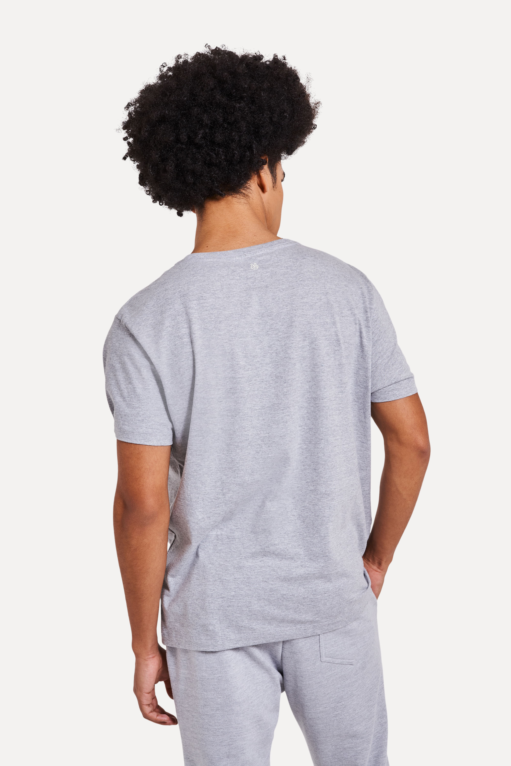 Camiseta-Basica-Masculina-Simples-Gola-V-Manga-Curta-Cinza-Mescla-PP-05