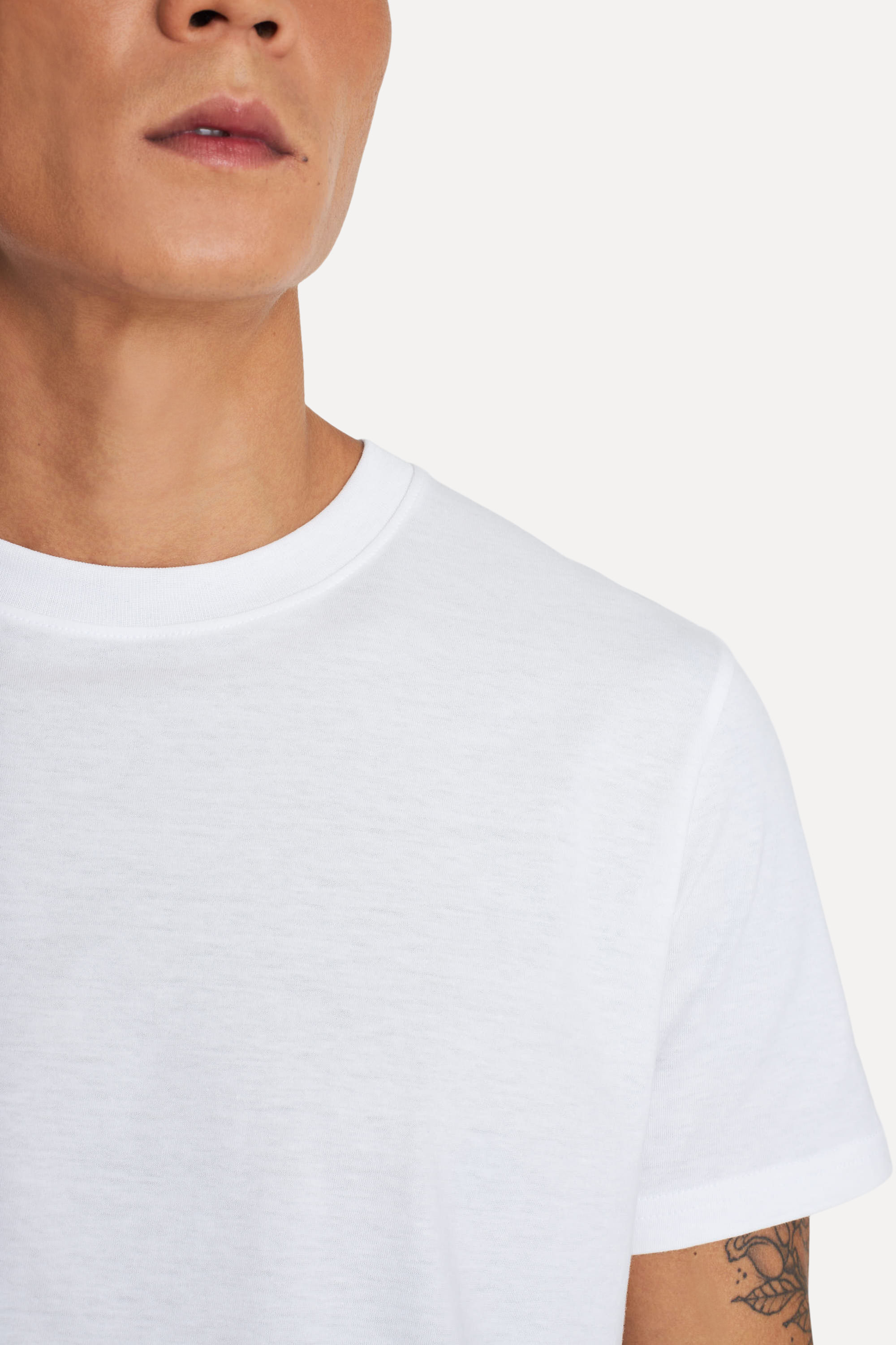 Camiseta-Basica-Masculina-de-Algodao-Peruano-Manga-Curta-Branco-P-04