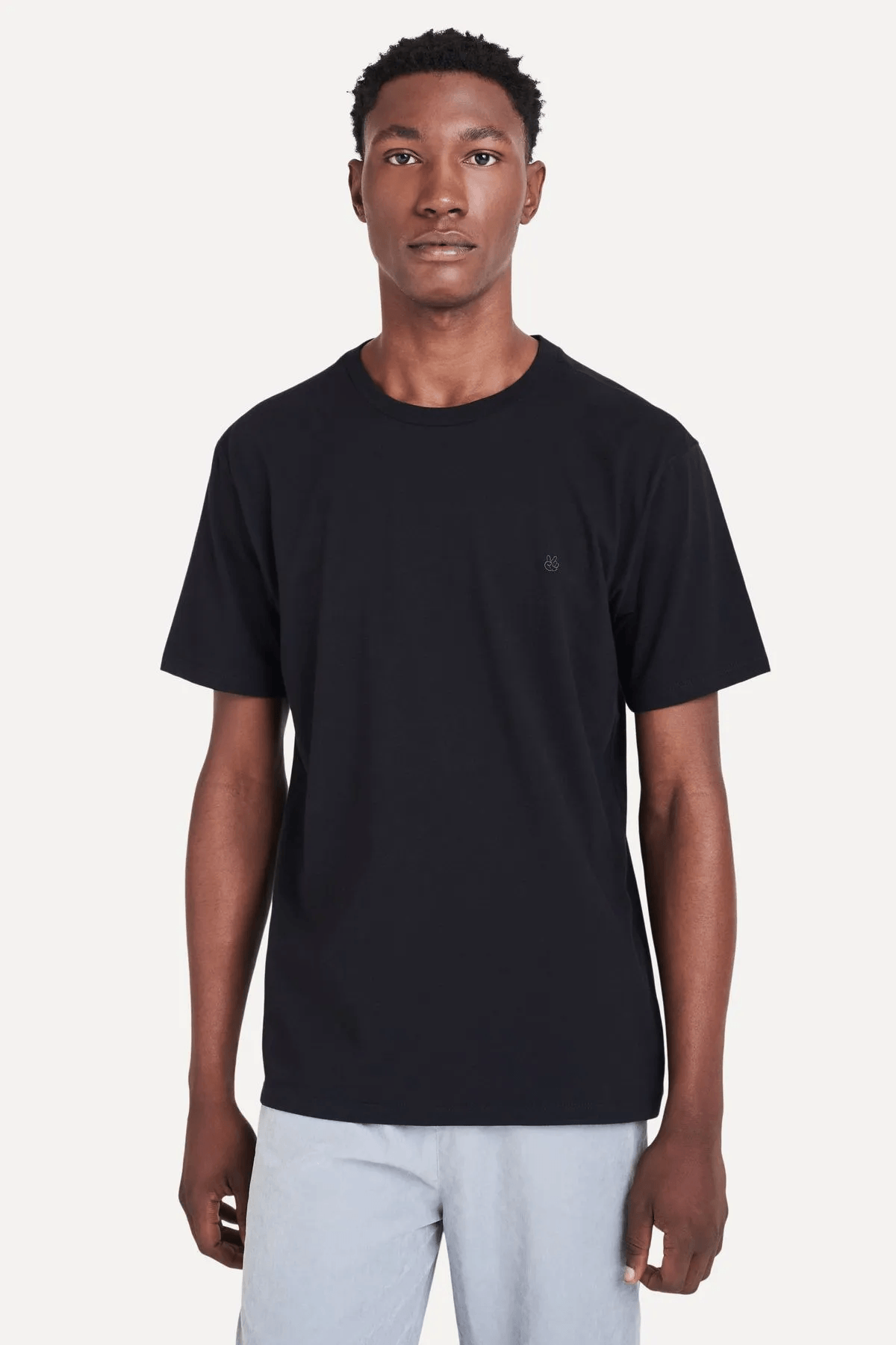 Camiseta-Basica-Masculina-Simples-Logo-Manga-Curta-Preto-PP-01