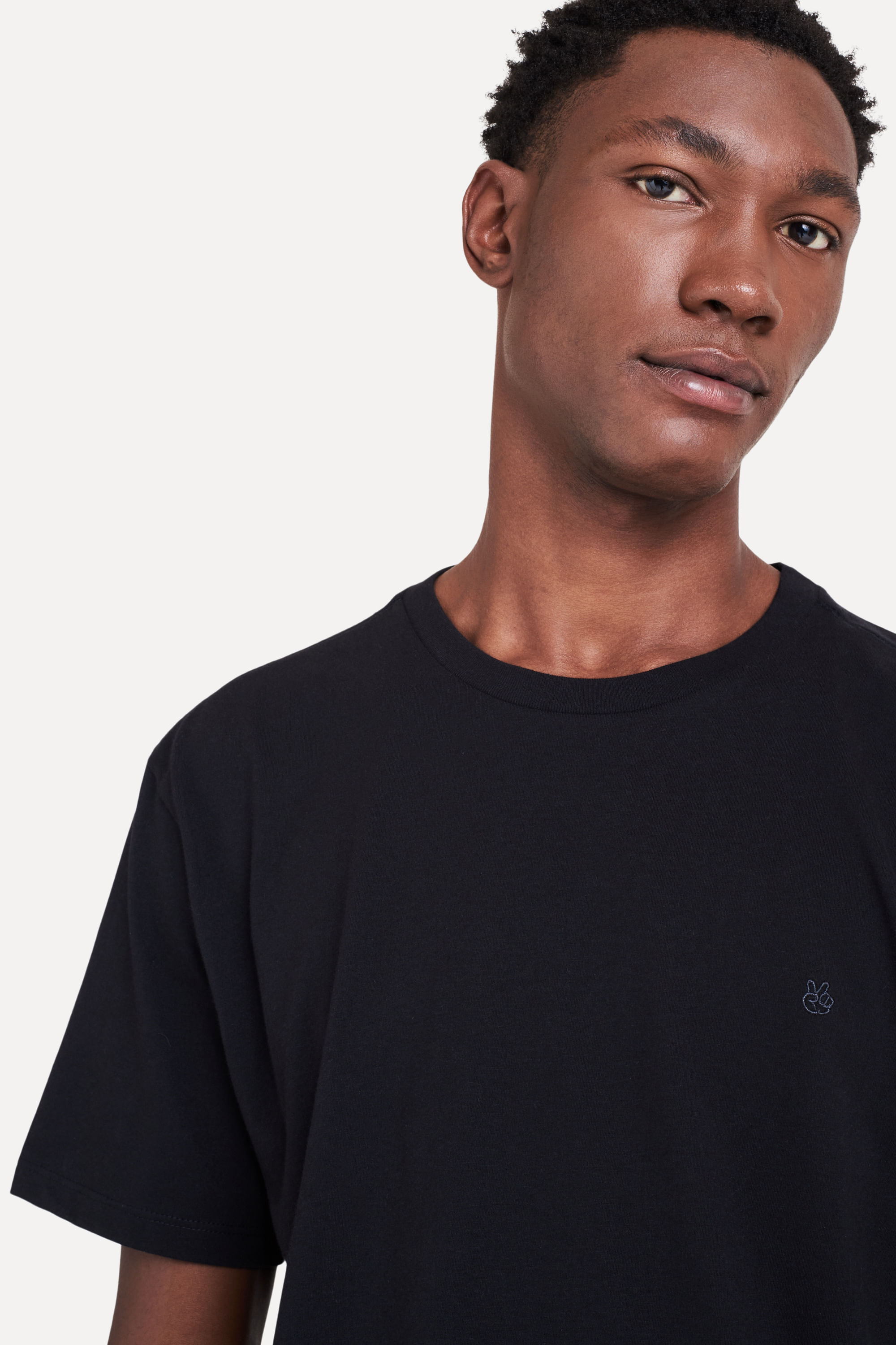 Camiseta-Basica-Masculina-Simples-Logo-Manga-Curta-Preto-PP-02
