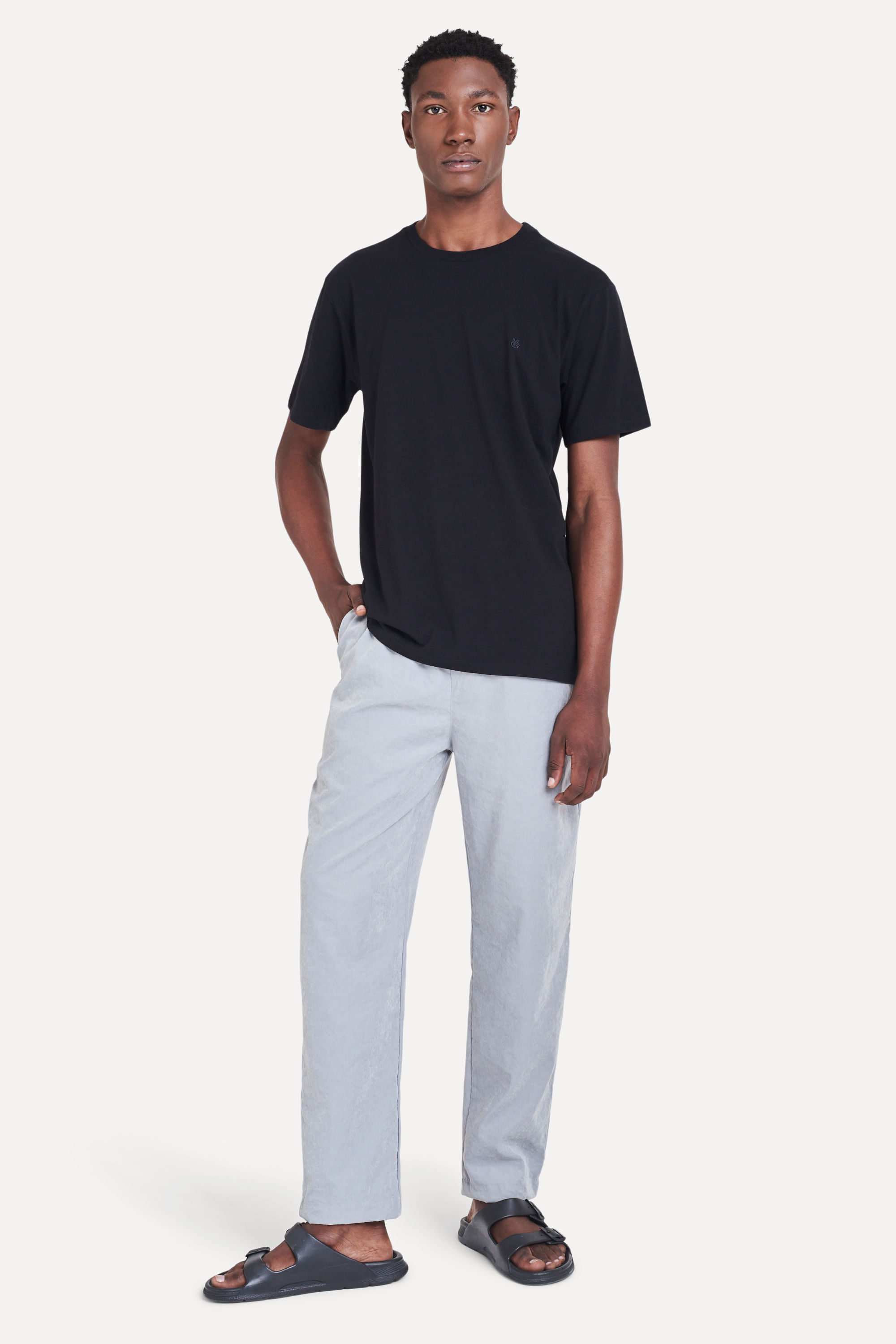 Camiseta-Basica-Masculina-Simples-Logo-Manga-Curta-Preto-PP-03