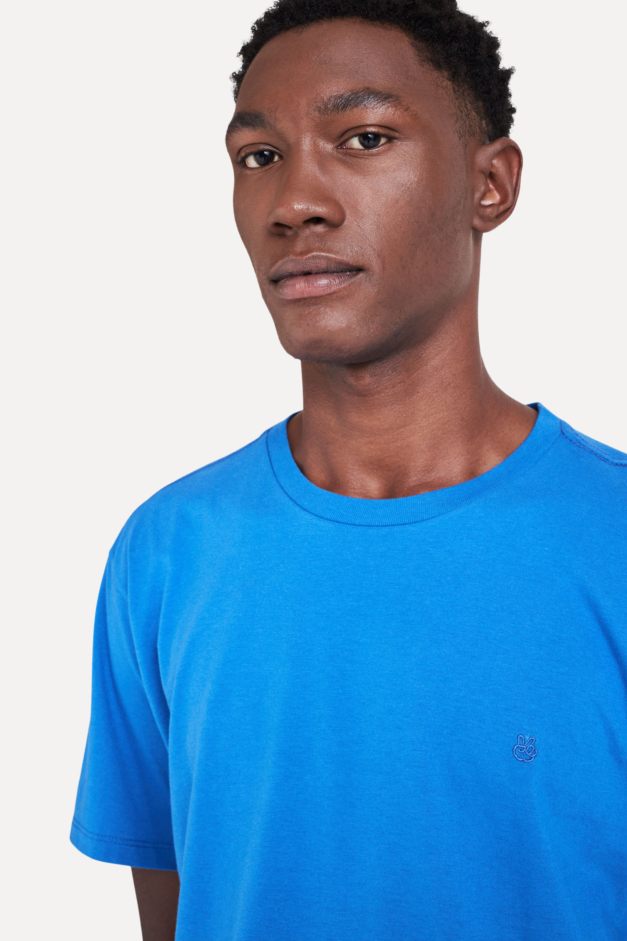 Camiseta-Basica-Masculina-Light-Manga-Curta-Azul-Royal-PP-02