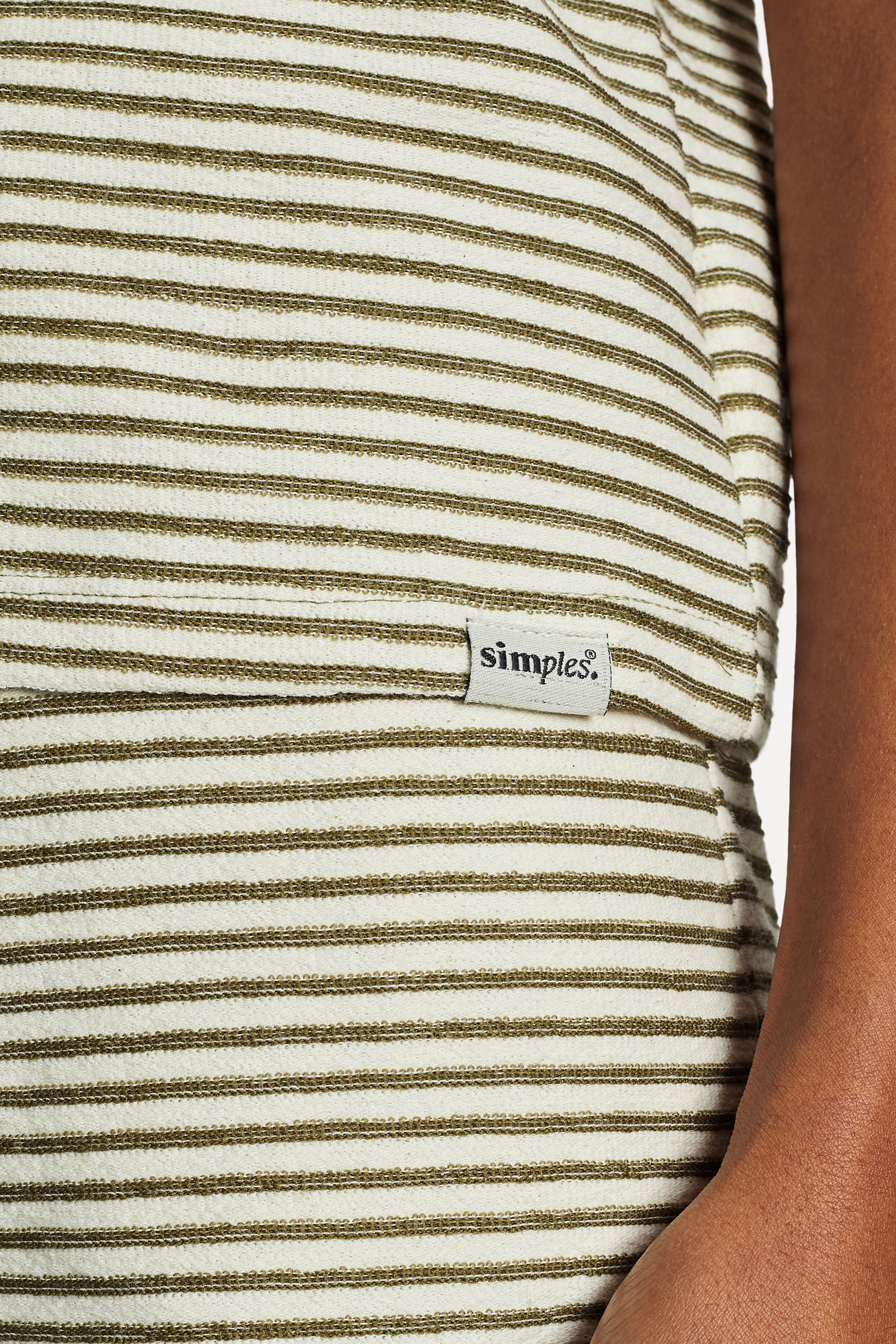 Blusa-Regata-Listarda-Feminina-Texturas-Decote-V-Verde-Musgo-P-04